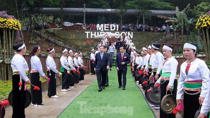 Theo phong tục của đồng bào Mường, trong ngày Tết, ngoài chuẩn bị đầy đủ đồ thờ cúng, rượu, thịt, bánh chưng thì vui xuân không thể vắng tiếng cồng chiêng.