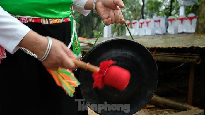 Dụng cụ để đánh cồng chiêng là dùi được làm bằng gỗ cứng, tùy theo từng chiếc chiêng to, nhỏ mà dùi dài hay ngắn. 