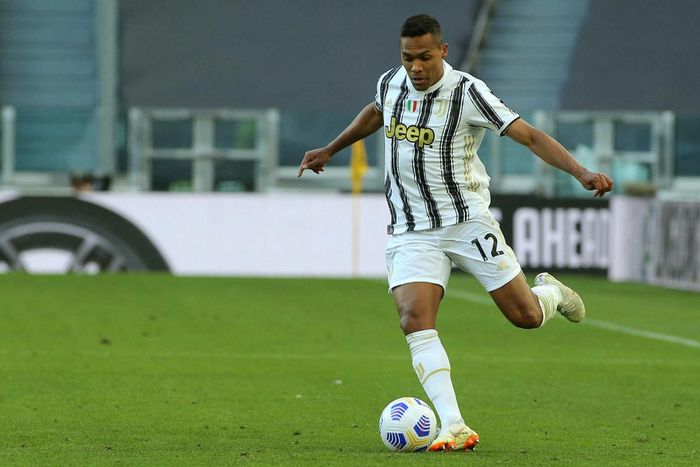 Chelsea đàm phán Alex Sandro