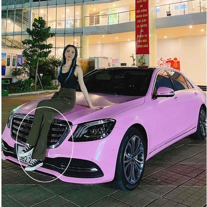 Thế nhưng tấm hình này có gì đó là lạ khi chiếc cẳng chân của cô bỗng dưng bị dài ngoằng, mất cân đối.