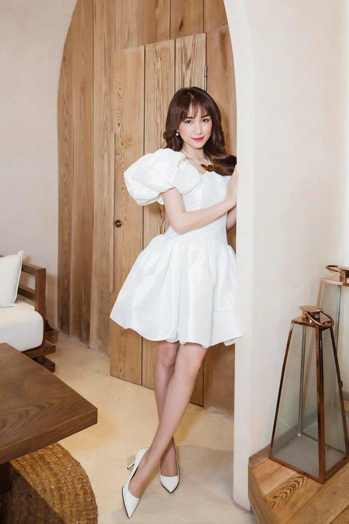 Dạo gần đây, Hòa Minzy không còn diện những đôi cao gót lênh khênh nữa, thay vào đó là những đôi thấp hơn và đính kèm với những chiếc váy xòe "bánh bèo".