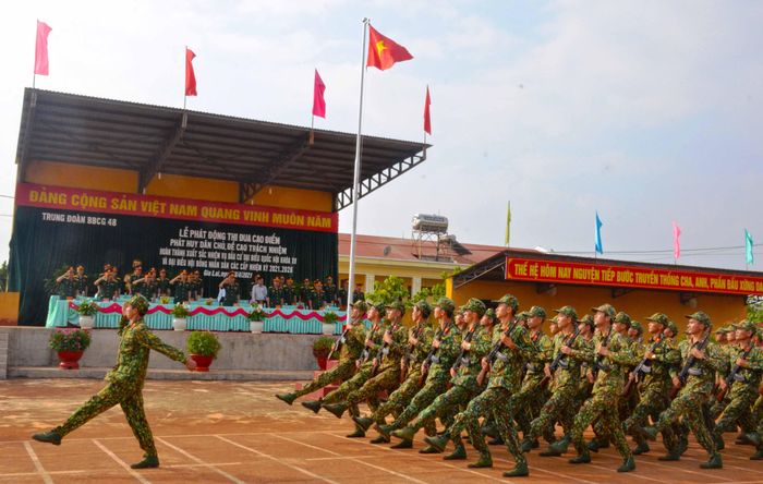 Duyệt đội ngũ chào mừng đợt thi đua. Ảnh: Vĩnh Hoàng