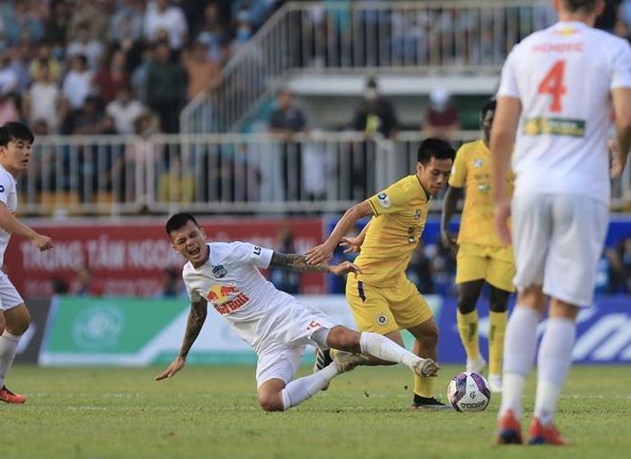 Hà Nội FC sau đó càng đẩy mạnh tấn công...