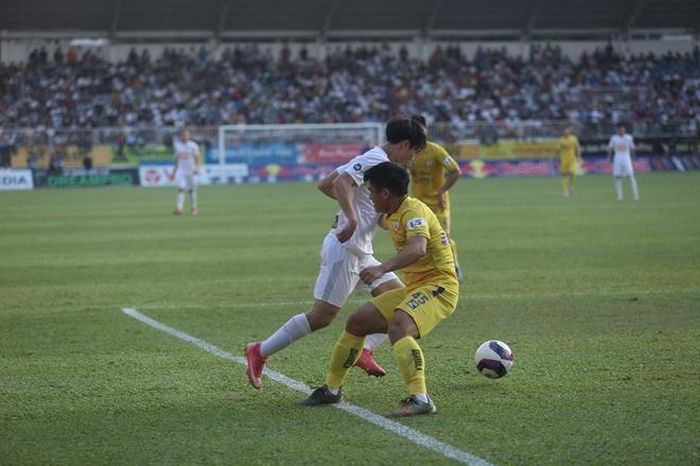 Kịch tích của trận đấu được đẩy lên cao trào ở phút 24, khi Văn Toàn bị ngã trong vòng cấm sau pha tranh chấp với Văn Xuân nhưng trọng tài không thổi phạt đền. 