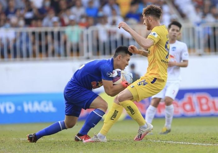 Tuy nhiên trong một ngày mà hàng thủ áo trắng và đặc biệt là thủ thành Tiến Linh chơi tập trung khiến mọi nỗ lực của đội khách không mang lại kết quả nào.