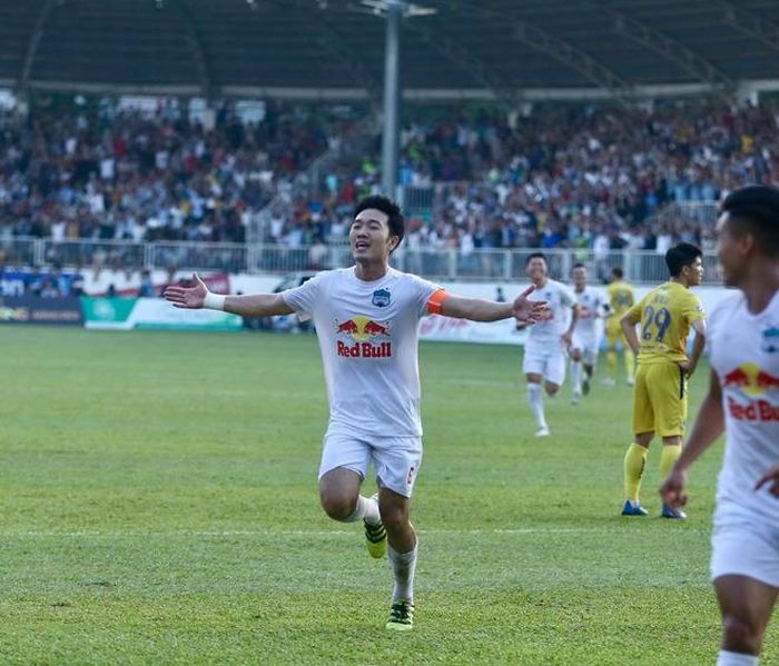 Và kịch bản quen thuộc được lặp lại khi HAGL có được bàn thắng mở tỷ số. Chỉ có một sự khác biệt ở cái tên ghi bàn: Lương Xuân Trường