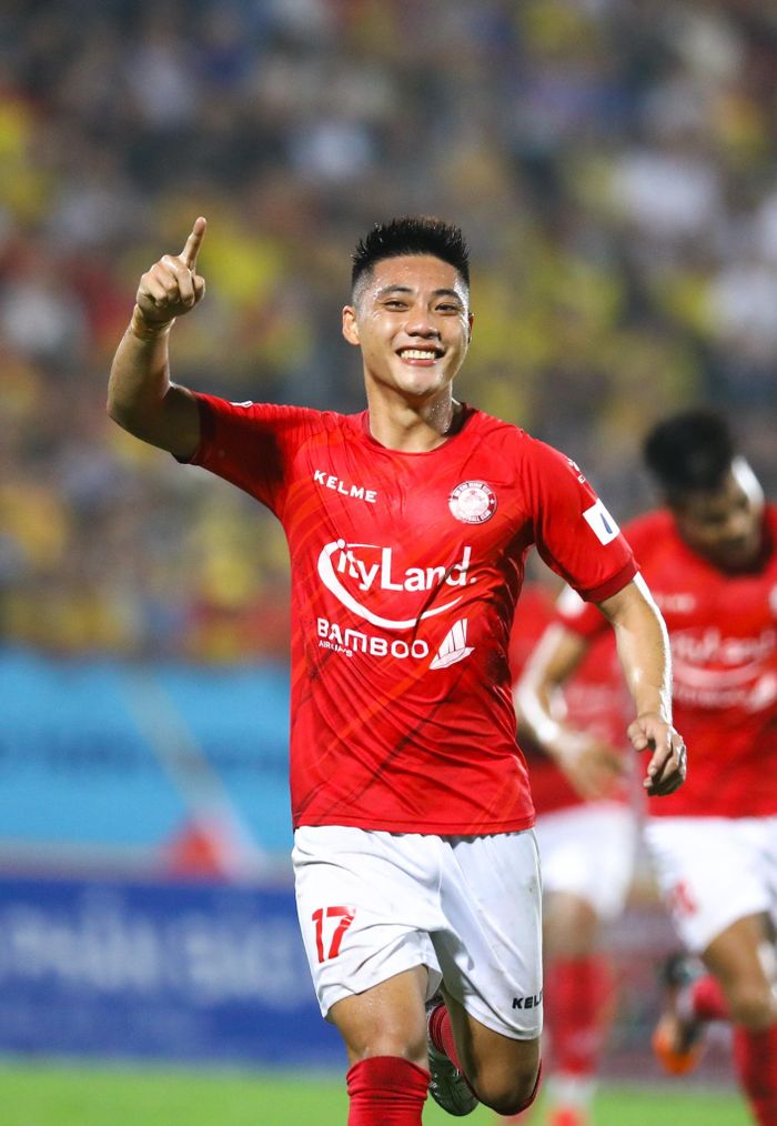  Lâm Ti Phông vốn không thiếu tài năng. Anh là cựu thành viên của lứa U19 Việt Nam 2013-2014, từng khuynh đảo khu vực cùng những Nguyễn Công Phượng, Nguyễn Quang Hải, Phan Văn Đức. Trở về CLB Khánh Hòa, Ti Phông cũng chứng minh được tài năng tại V.League. 