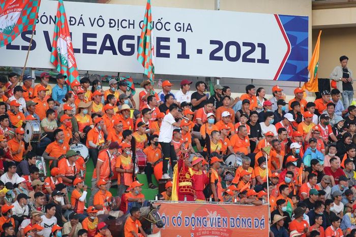 Không khí cuồng nhiệt tại sân Quy Nhơn.