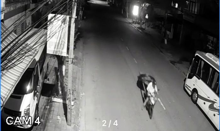 Hình ảnh “đạo chích” chở sắt được camera ghi lại.