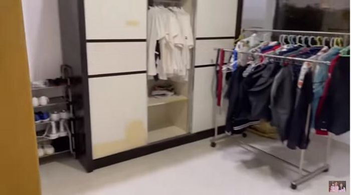 Trong nhà, danh hài Mạc Văn Khoa dành một phòng để đồ riêng.