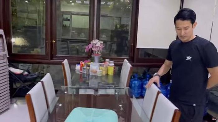Căn bếp rộng 50m2 với khu ăn uống riêng, quầy bar..