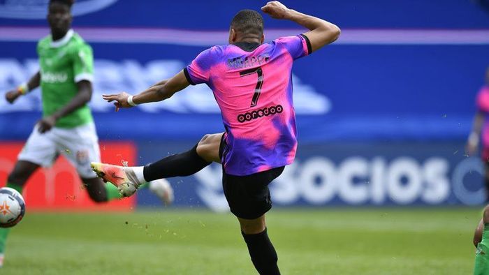 Chỉ một phút sau khi để đội khách mở tỷ số, Mbappe lập tức gỡ hòa cho PSG ở phút 79