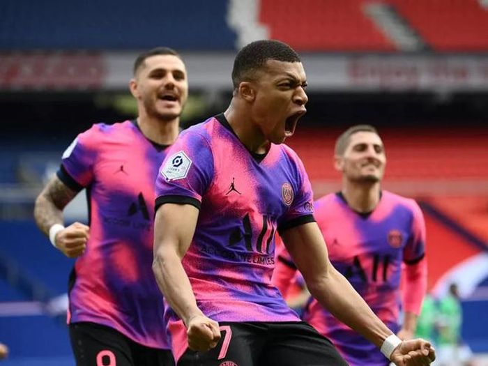 Mbappe ăn mừng phấn khích