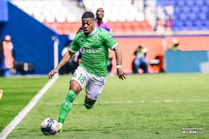 Phút bù giờ thứ hai của trận đấu, Hamouma lại gỡ hòa 2-2 cho Saint-Etienne