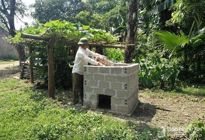 Không chỉ thu gom rác tại đồng ruộng, Hội Nông dân huyện Anh Sơn chủ trương mỗi gia đình, khu dân cư phải xây dựng 1 hố rác tại gia để thu gom, tập kết và xử lý.
