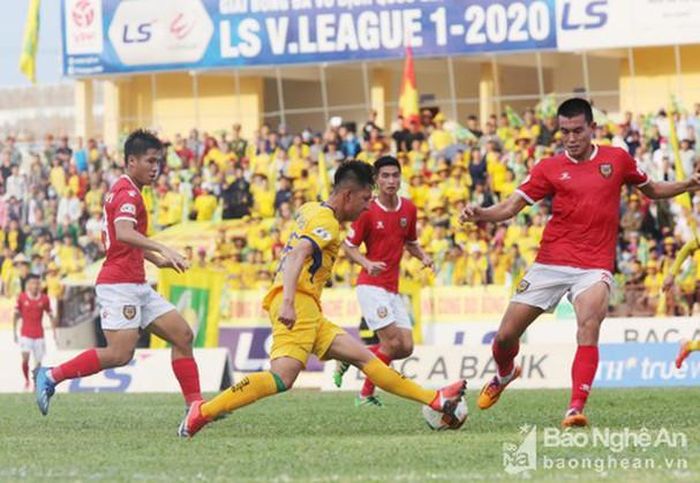 Trận "derby xứ Nghệ" giữa SLNA (áo vàng) và Hồng Lĩnh Hà Tĩnh (áo đỏ) tại giai đoạn 1 V.League 2020. Ảnh tư liệu Đức Anh