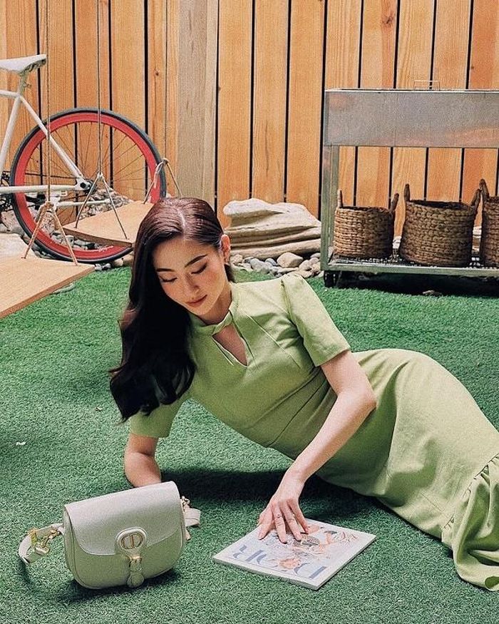 Lương Thùy Linh diện bộ váy kín cổng cao tường.