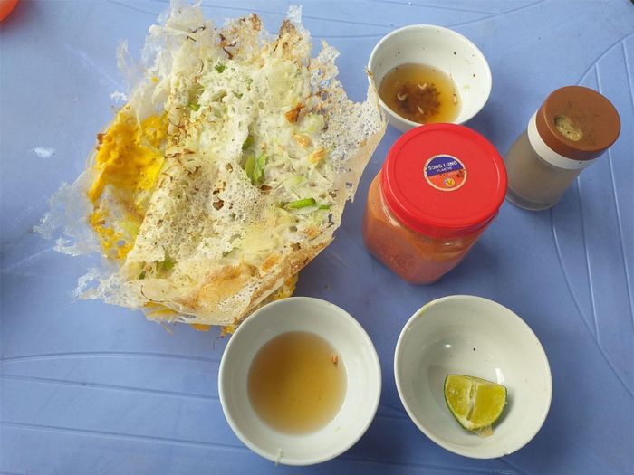 Bánh khoái được ăn kèm với nước chấm pha chua ngọt, kết hợp cùng nhiều loại gia vị như hạt tiêu, bột ớt…