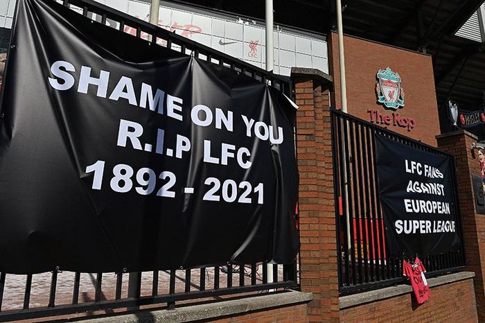Biểu ngữ phản đối được treo bên ngoài tường rào trụ sở CLB Liverpool với nội dung: "CĐV Liverpool phản đối Super League"