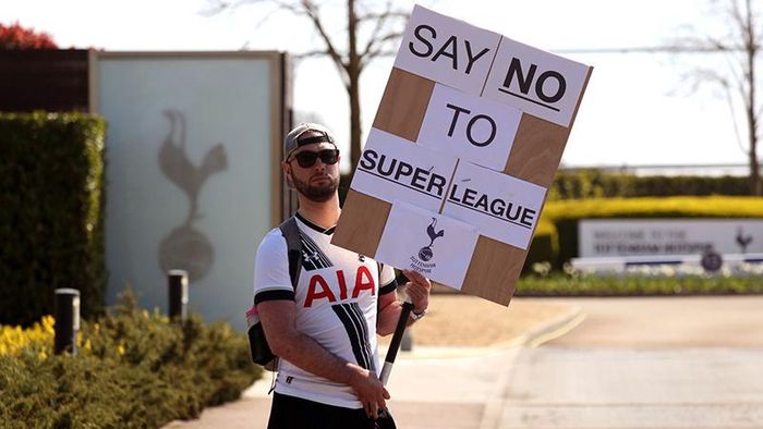 CĐV Tottenham giơ biểu ngữ "Nói Không với Super League" bên ngoài trụ sở CLB