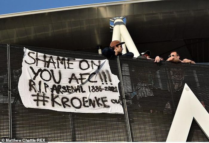 Băng rôn phản đối của CĐV Arsenal