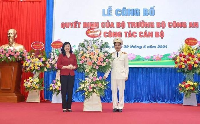 Bí thư Tỉnh ủy Bắc Ninh Đào Hồng Lan tặng hoa tân Giám đốc Công an tỉnh Bắc Ninh