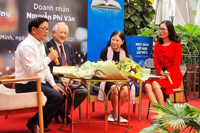 Các diễn giả ngồi nán lại thêm giờ để giải đáp thắc mắc của người đọc trẻ.