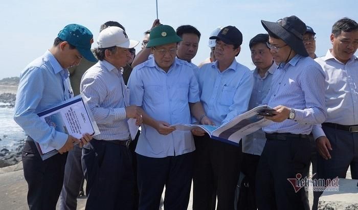 Thứ trưởng Nguyễn Minh Vũ (phải) và Phó Chủ tịch Hà Sỹ Đồng trao đổi về việc triển khai xây dựng công trình A11