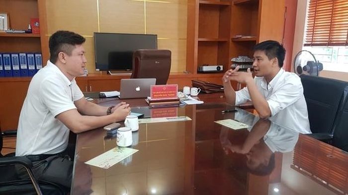 PV báo Bảo vệ pháp luật trong 1 cuộc làm việc với đại diện BQL dự án đầu tư xây dựng TX Kỳ Anh (Ảnh Trần Đức).