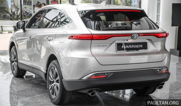 Hiện tại, khách hàng Malaysia chỉ có duy nhất lựa chọn Harrier 2.0 Luxury với mức giá 60.400 USD. Phiên bản này sử dụng động cơ hút khí tự nhiên 4 xy-lanh 2.0L tương tự RAV4 tiêu chuẩn.