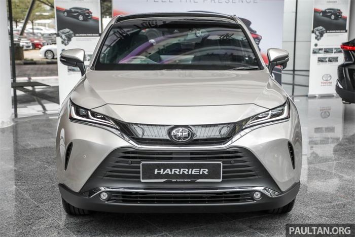 Được xây dựng trên nền tảng khung gầm TNGA GA-K, Harrier thế hệ thứ 4 có kích thước lớn hơn đôi chút so với đời cũ. Harrier có các số đo dài x rộng x cao lần lượt là 4.740 x 1.855 x 1.660 (mm), chiều dài cơ sở đạt 2.690 mm. Harrier có thân xe thấp hơn, đuôi thấp dần kiểu lai coupe.