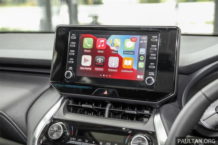 Các trang bị tiện nghi khác gồm màn hình HUD, dàn âm thanh 6 loa, sạc không dây chuẩn Qi, camera lùi, điều hòa 2 vùng tự động tích hợp hệ thống lọc ion, ghế trước chỉnh điện tích hợp nhớ vị trí, đá mở cốp...