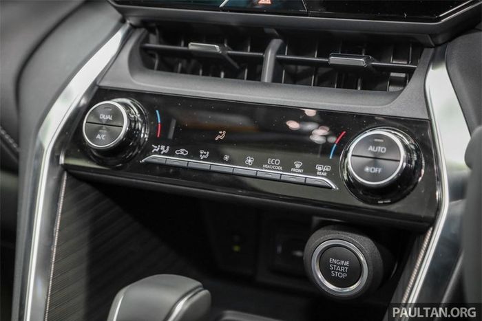 Harrier 2021 được trang bị tiêu chuẩn gói an toàn thông minh Toyota Safety Sense (TSS), gồm phanh khẩn cấp, hỗ trợ giữ làn, cảnh báo lệch làn, kiểm soát hành trình thích ứng, cảnh báo điểm mù và phương tiện cắt ngang phía sau.