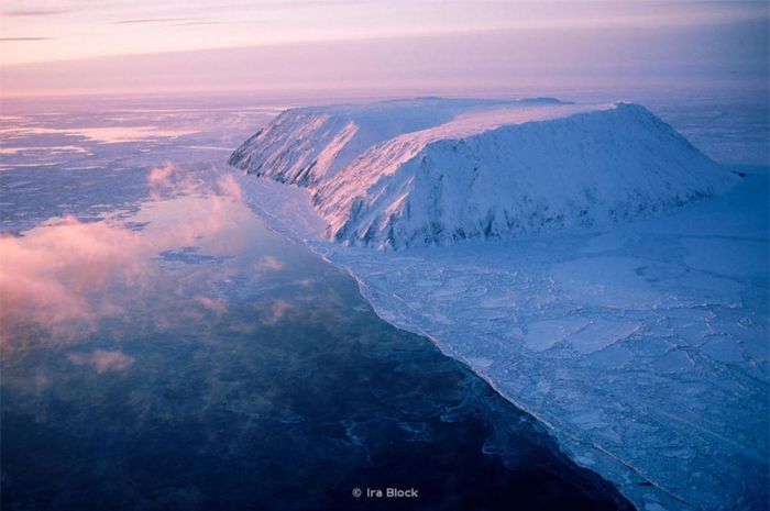 Nga - Mỹ. Đây là một hòn đảo giữa Nga và Mỹ. Hòn đảo này chỉ cách Chukotka và Alaska 35 km. Mặc dù vậy, sự khác biệt về thời gian là 21 giờ. 