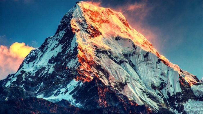 Nepal - Trung Quốc. Biên giới giữa Nepal và Trung Quốc đi ngang qua núi Everest.