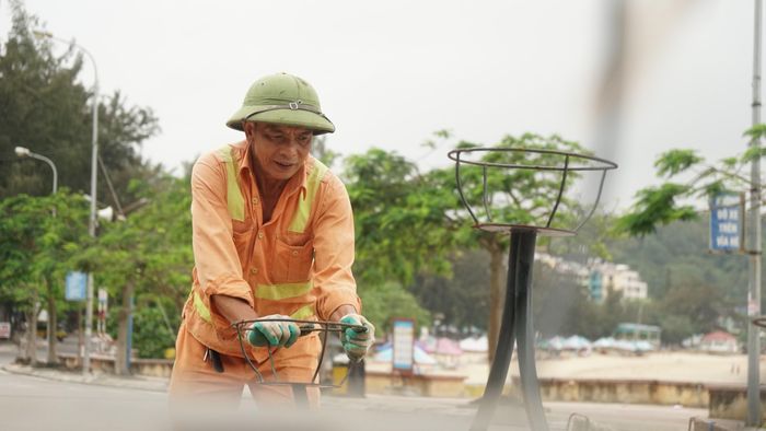 Công nhân trang trí tuyến đường thí điểm phố đi bộ ở Đồ Sơn. Ảnh: Nguyễn Dương.