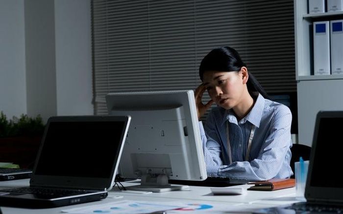  Nhiều người mệt mỏi với quy định khắt khe, văn hóa lạc hậu tại cơ quan. Ảnh: Getty. 