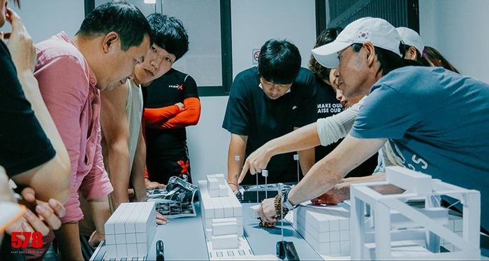 Đạo diễn Lương Đình Dũng (bìa trái) trao đổi với ê kíp