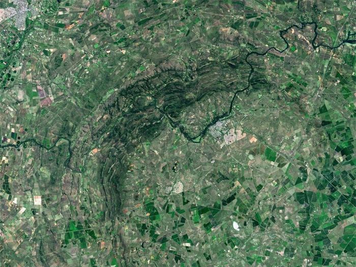 Hố Vredefort (Free State, Nam Phi): Đây là hố va chạm lớn nhất trên Trái Đất. Đường kính ước tính khoảng 300 km. Năm 2005, nơi này được UNESCO thêm vào danh sách Di sản Thế giới. Theo nghiên cứu của các nhà khoa học, tiểu hành tinh va chạm với Trái Đất và tạo ra hố Vredefort có kích thước lớn bậc nhất từ trước tới nay. Họ tính toán nó có đường kính tới 10 km. Ảnh: Getty.