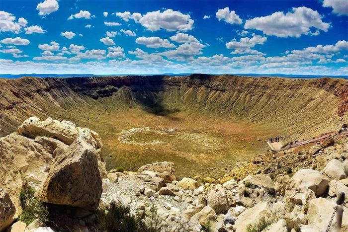 Hố Meteor (Arizona, Mỹ): Hố này còn được biết đến với tên Barringer (đặt theo tên người đầu tiên phát hiện nó là kết quả của va chạm thiên thạch). Hiện tại, hố Meteor thuộc sở hữu của gia đình Barringer. Nó không được xem như một di tích quốc gia. Ảnh: East Valley Tribune.