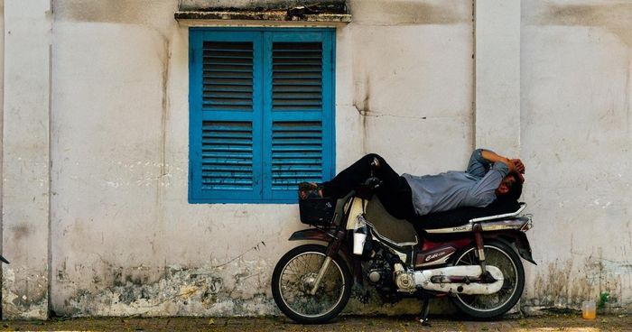 Thu nhập không cao và không ổn định nên mọi người chọn nghỉ ở vỉa hè để tiết kiệm tiền.