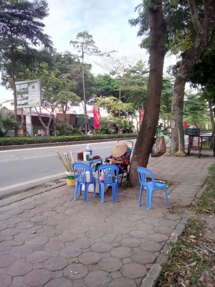 Cánh tài xế xe ôm công nghệ vì liên tục đây đó nên thường tìm công viên, điểm công cộng… yên tĩnh ngả lưng trên xe là hình ảnh quen thuộc, thường thấy trên đường phố Việt Nam. Ảnh: CTV