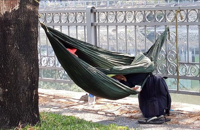 Vì tính chất công việc cũng như điều kiện kinh tế khó khăn mà nhiều người vẫn chọn vỉa hè, lề đường làm chỗ ngủ trưa.