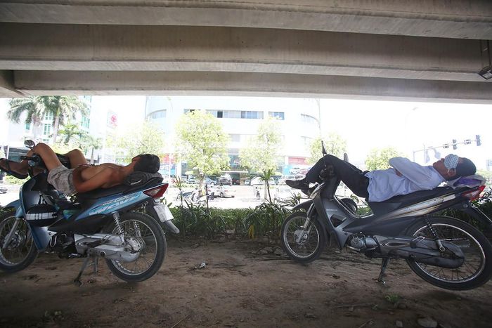 Ngoài những cô bán hàng rong, những công nhân công trường, tài xế xe ôm cũng chính là những người phải "bám đường" vì đặc thù công việc.