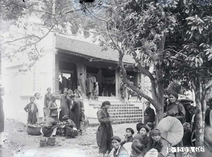  Bên ngoài đền thờ Đức Âu Cơ và các công chúa. Ảnh sưu tầm
