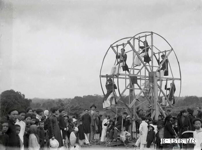Khách hành hương chơi đu quay trong lễ hội đền Hùng thập niên 1920. Ảnh sưu tầm