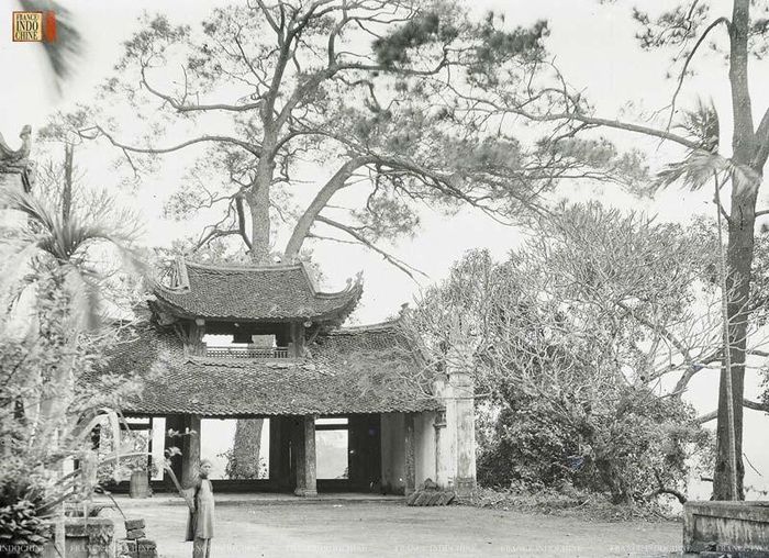 Khung cảnh đền Hùng cách đây hơn 100 năm. Ảnh sưu tầm