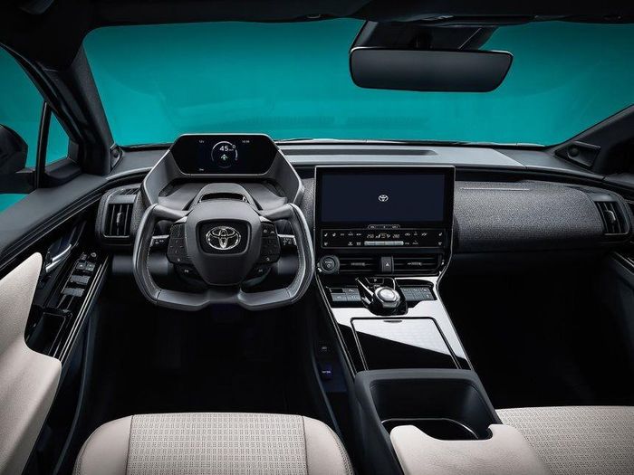 Đồng hồ kỹ thuật số và một màn hình cảm ứng cỡ lớn