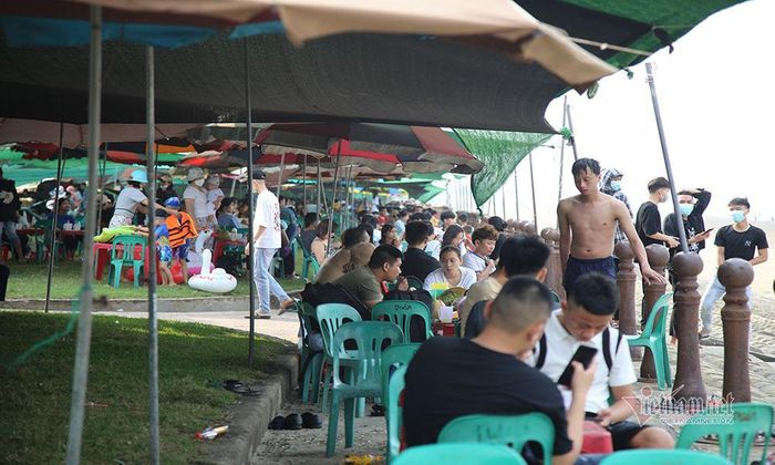 Bãi biển Thạch Bằng - Hà Tĩnh chiều nay lượng người đổ về cũng tăng đột biến.