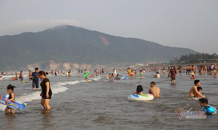 Bãi biển thoải nên khá an toàn cho du khách.